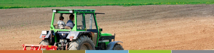 Bild Kopfbereich Landwirtschaft: Traktor auf Feld
